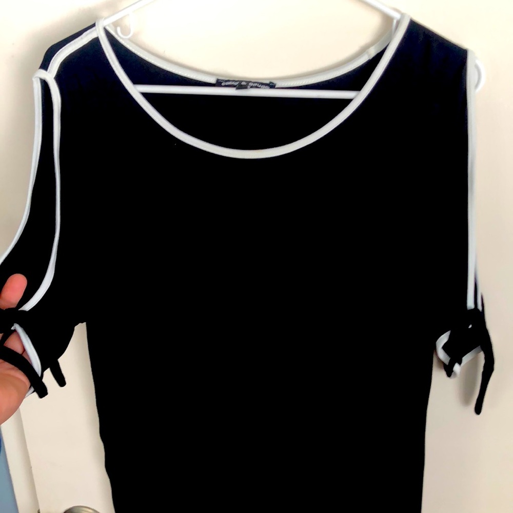 EUC Cable & Gauge Cold Shoulder Top with Tie Sleeves - Sz M